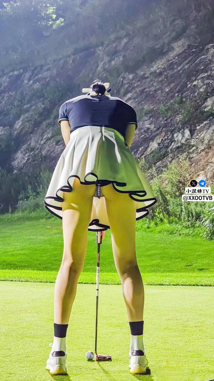 颜值不错苗条贫乳妹子全裸诱惑 露逼翘着屁股翘起双脚掰开毛毛挺多 很是诱惑喜欢不要错过